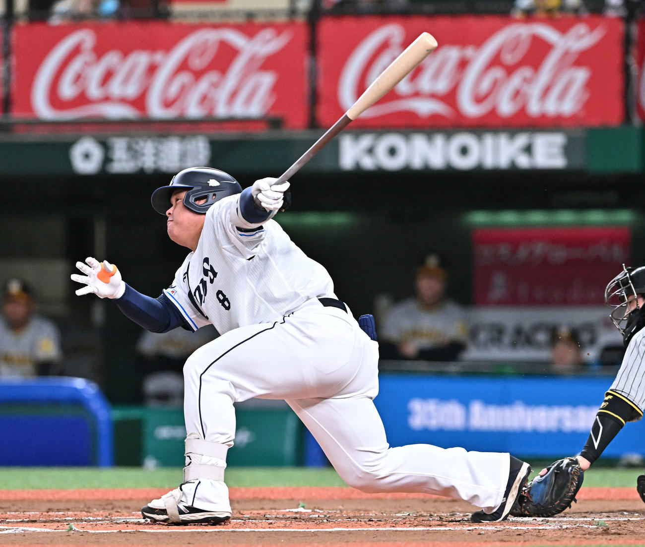 西武対阪神　1回裏西武2死三塁、渡部は先制右前適時打を放つ（撮影・滝沢徹郎）