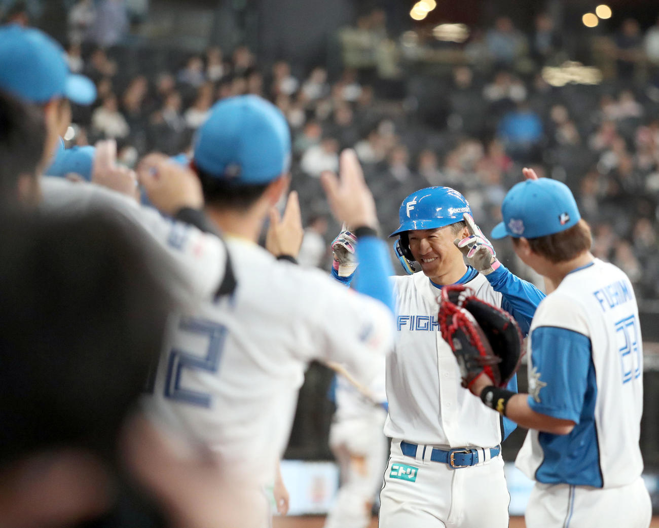 日本ハム対ヤクルト　3回裏日本ハム2死、加藤豪は右越え本塁打を放ちナインに出迎えられる（撮影・佐藤翔太）