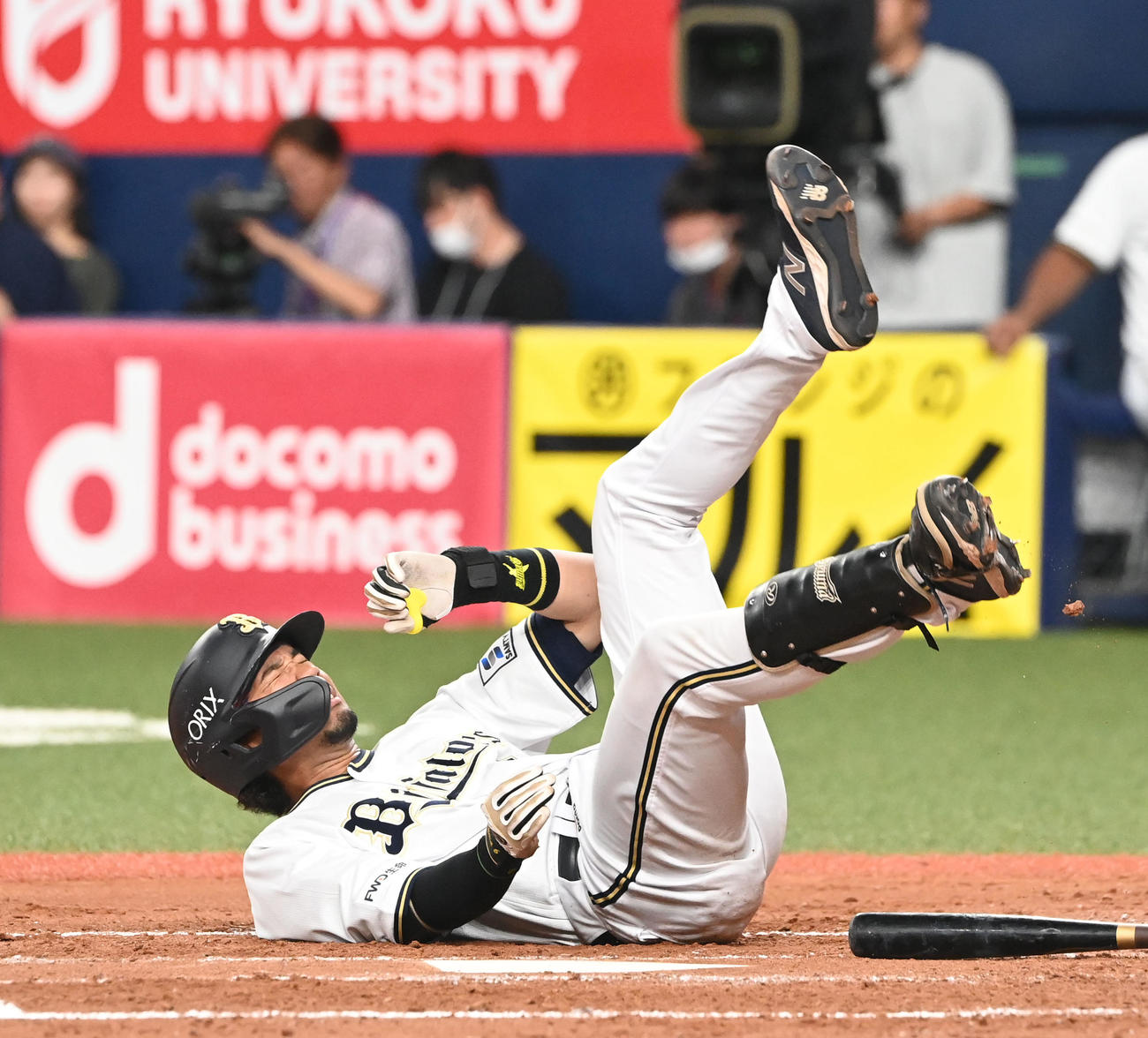 オリックス対広島　4回裏オリックス無死、足に死球を受ける宗（撮影・和賀正仁）
