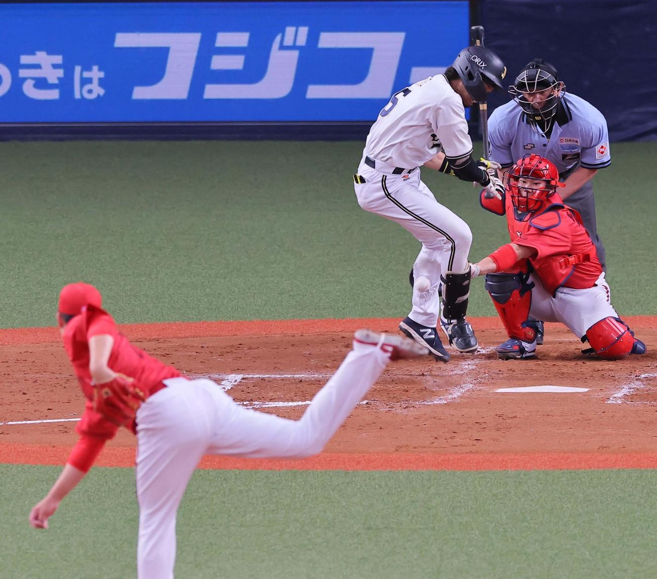 4回裏オリックス無死、宗は死球を受ける（撮影・上田博志）