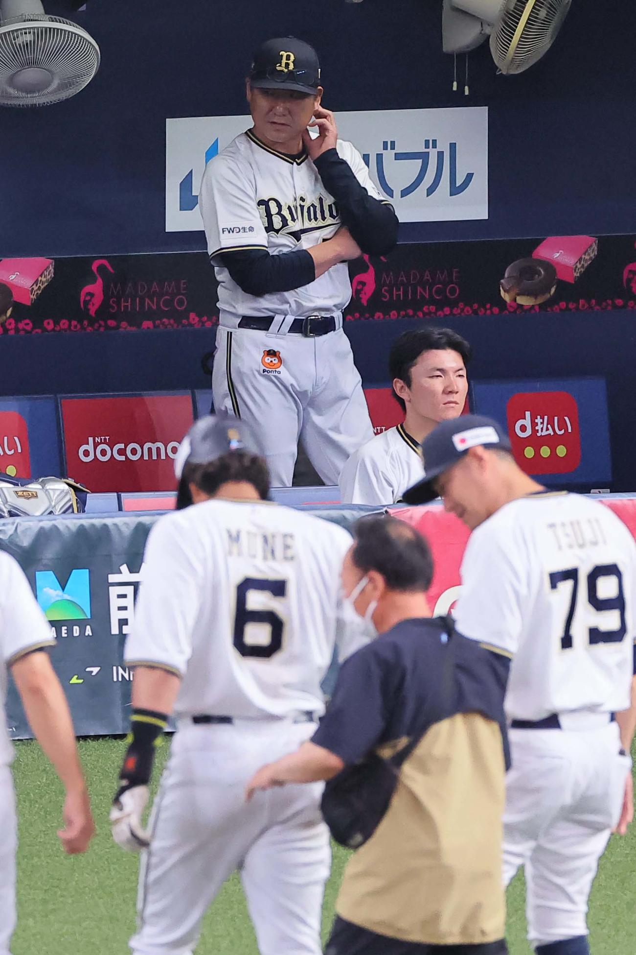4回裏オリックス無死、死球を受けベンチに戻る宗に心配そうな表情を見せる中嶋監督（撮影・上田博志）