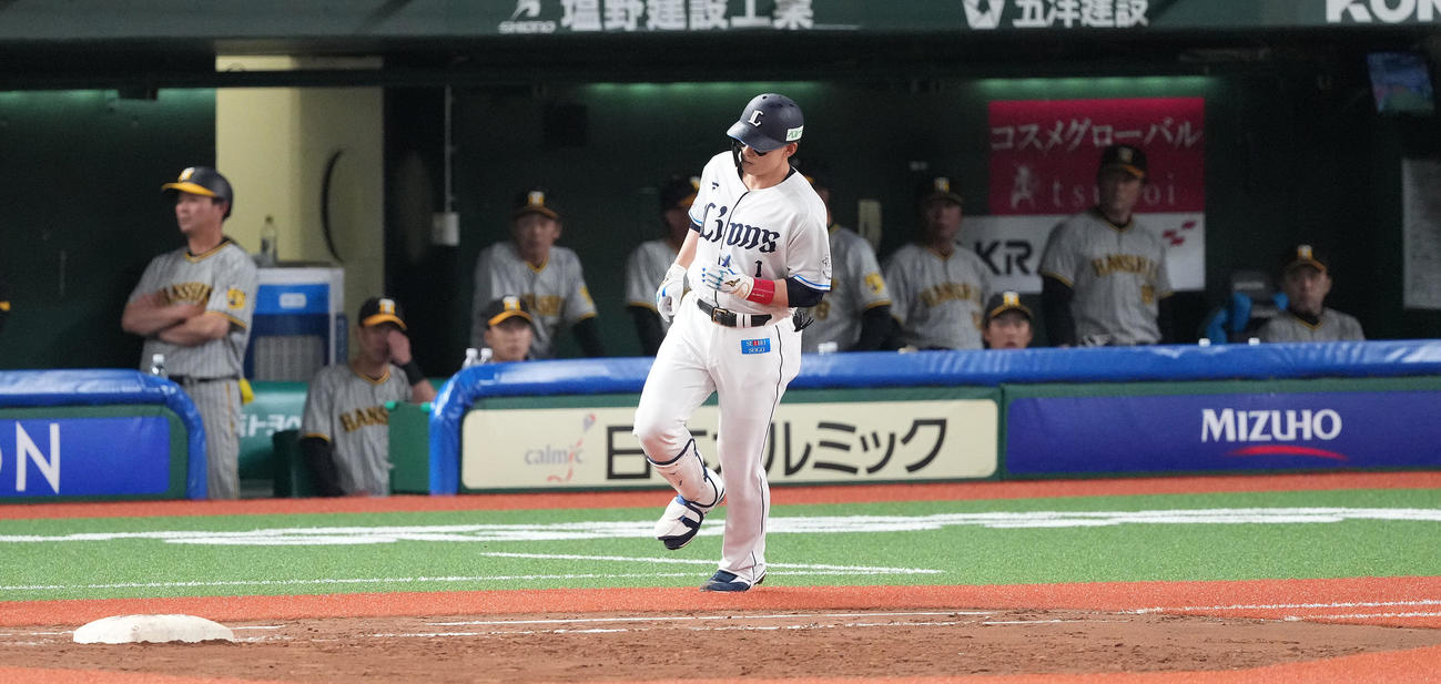 西武対阪神　4回裏西武無死、右越えソロ本塁打を放ち一塁へ向かう栗山（撮影・鈴木みどり）