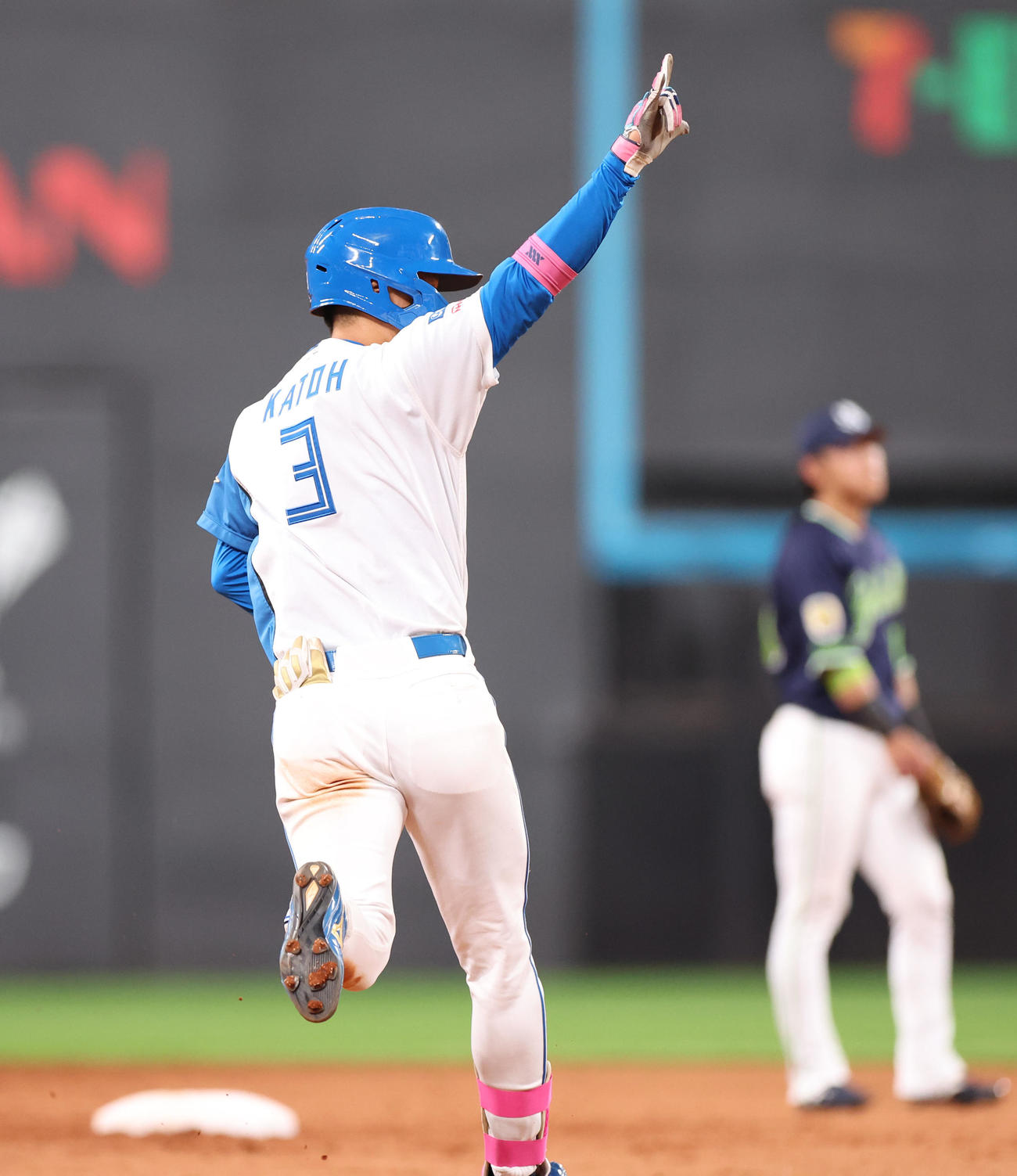 日本ハム対ヤクルト　5回裏日本ハム2死、右越え本塁打を放ちポーズをとる加藤豪（撮影・佐藤翔太）