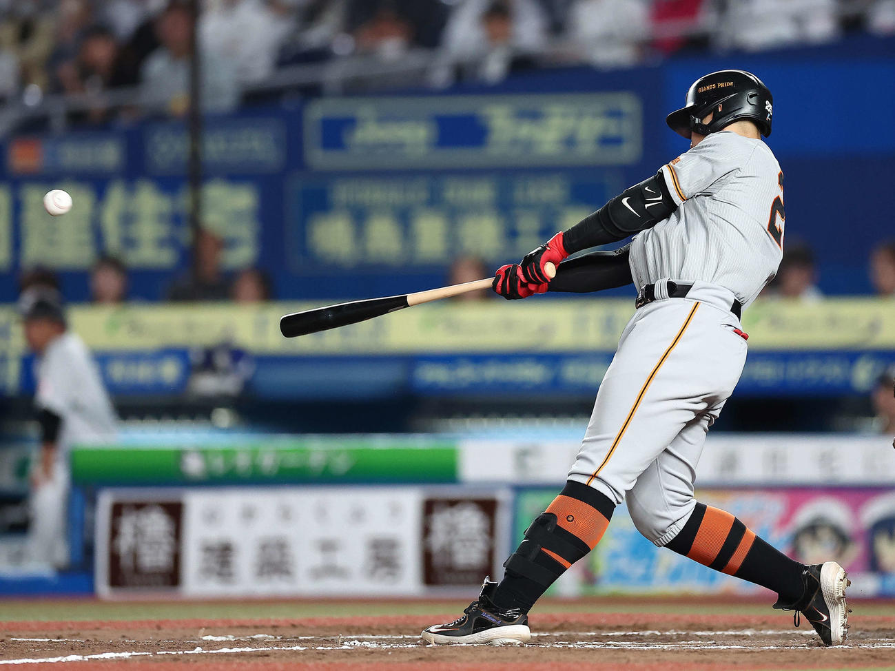 ロッテ対巨人　8回表巨人無死一塁、左越え2点本塁打を放つ岡本和（撮影・河田真司）
