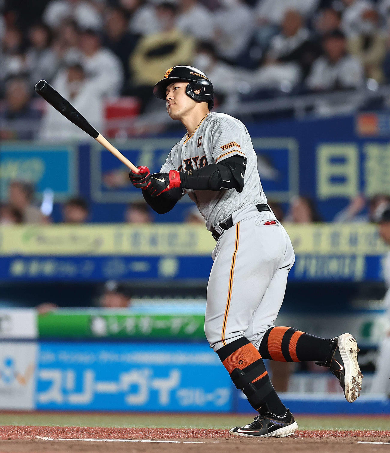 ロッテ対巨人　8回表巨人無死一塁、左越え2点本塁打を放つ岡本和（撮影・河田真司）