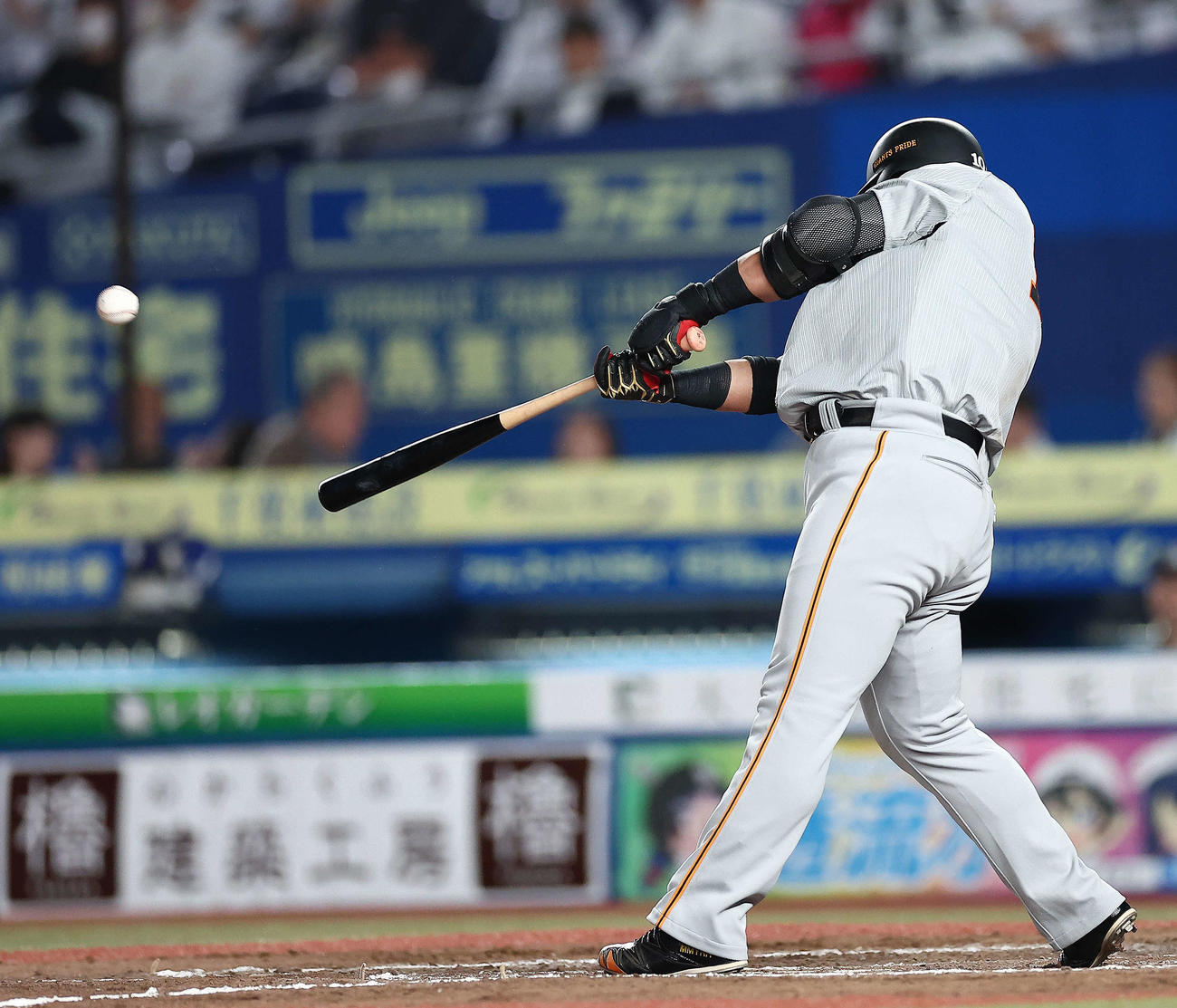 ロッテ対巨人　8回表巨人無死塁、左越えソロ本塁打を放つ中田翔（撮影・河田真司）