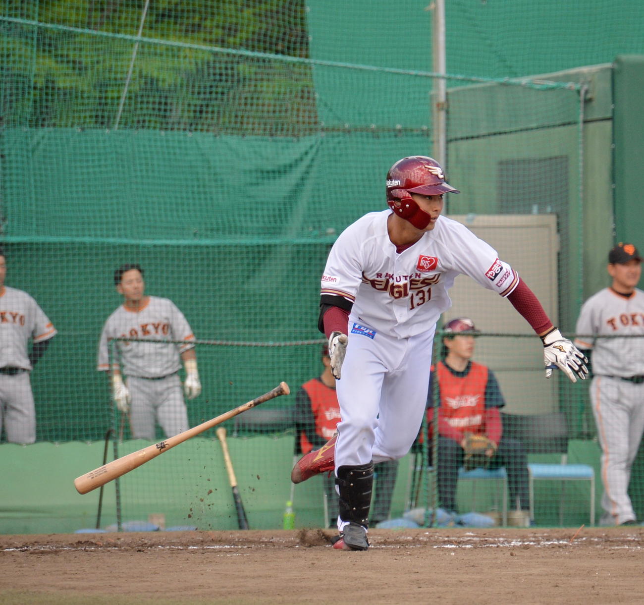 8回裏楽天2死一、二塁、右前適時打を放ち初打点を挙げた永田