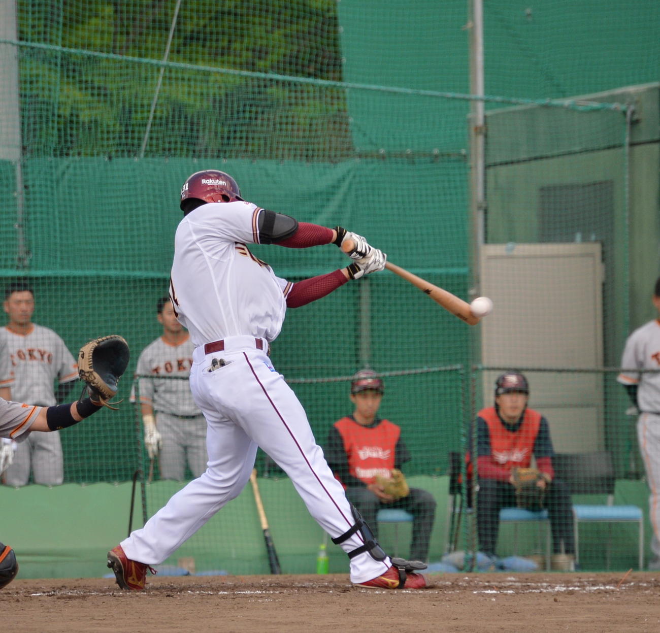 楽天対巨人　8回2死一、二塁、代打出場し、右前適時打を放って初打点を挙げた永田（撮影・濱本神威）