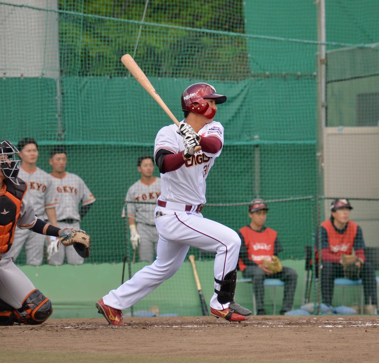 楽天対巨人　8回2死一、二塁、代打出場し、右前適時打を放って初打点を挙げた永田（撮影・濱本神威）