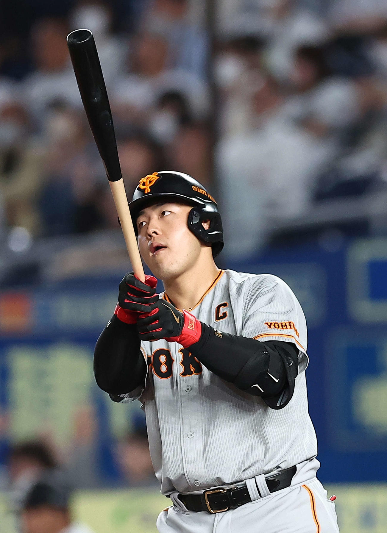 ロッテ対巨人　8回表巨人無死一塁、左越え2点本塁打を放つ岡本和（撮影・河田真司）