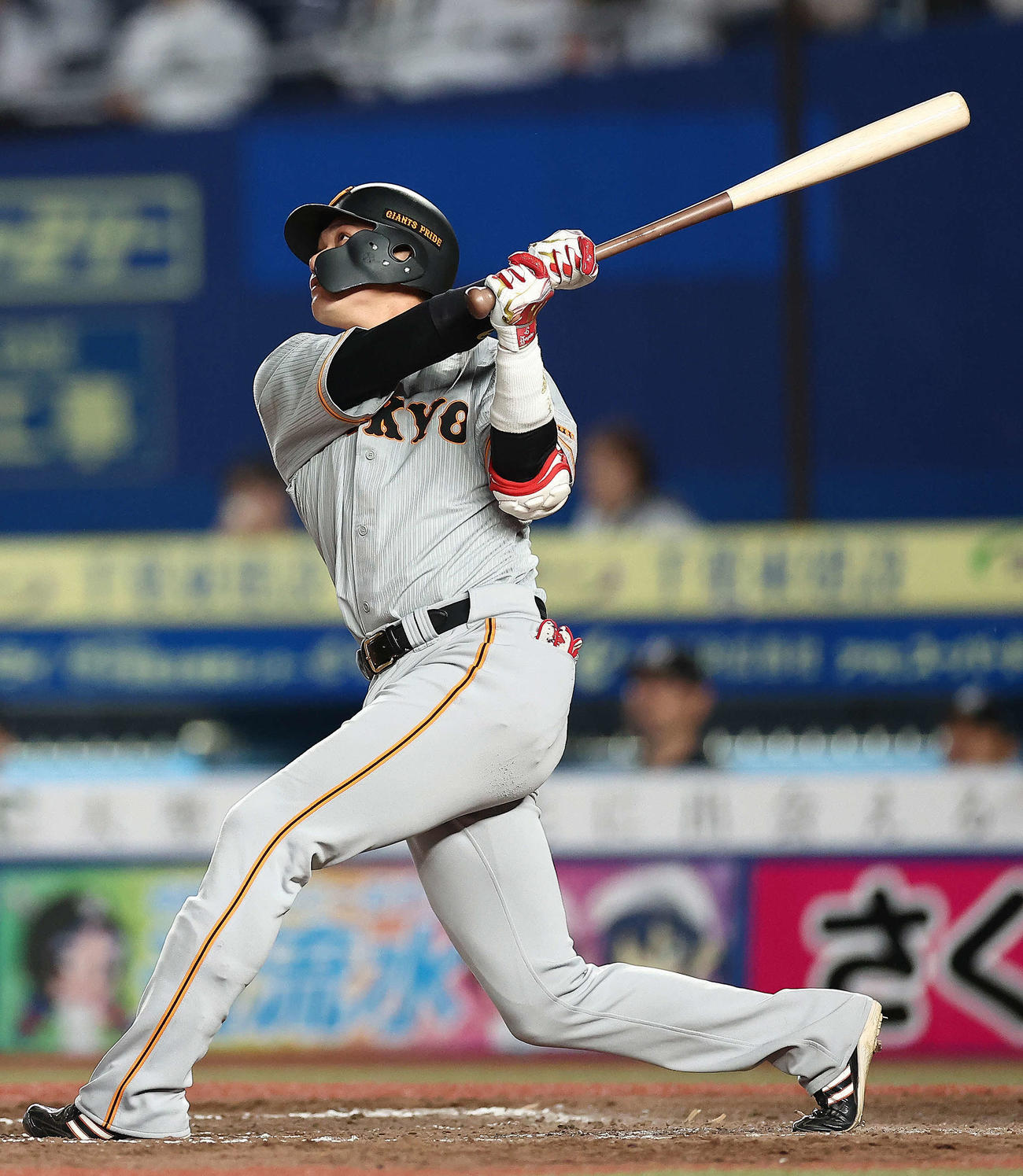 ロッテ対巨人　5回表巨人無死、中越えソロ本塁打を放つ坂本（撮影・河田真司）