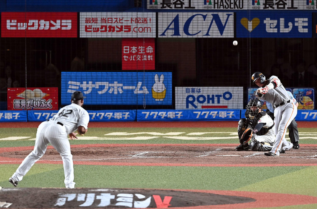 ロッテ対巨人　5回表巨人無死、左中間にソロ本塁打を放つ坂本。投手メルセデス（撮影・たえ見朱実）