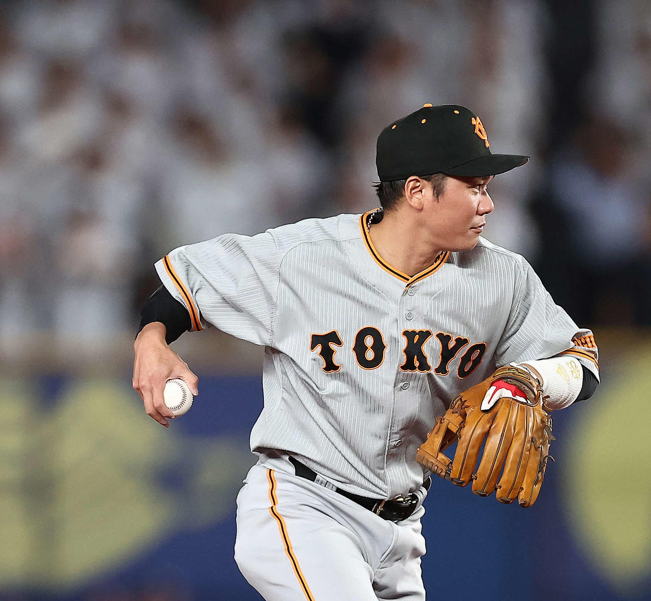 ロッテ対巨人　4回裏巨人2死一塁、田村の打球を処理する遊撃手坂本（撮影・河田真司）