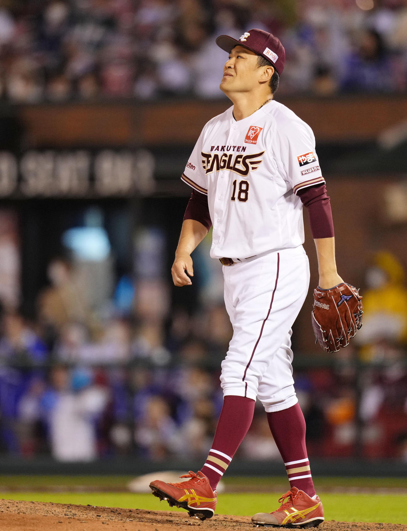 楽天対DeNA 6回表DeNA2死、宮崎に左中間へ本塁打を浴び悔しげな表情を浮かべる田中将（撮影・横山健太）