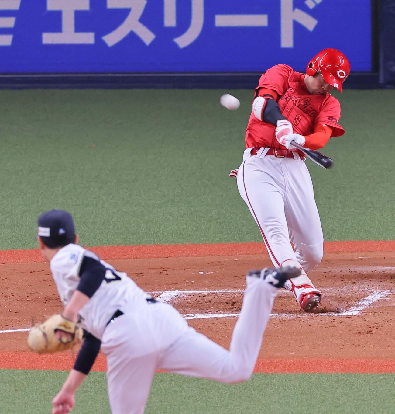 オリックス対広島　7回表広島1死一、二塁、秋山は右越えに3点本塁打を放つ（撮影・上田博志）