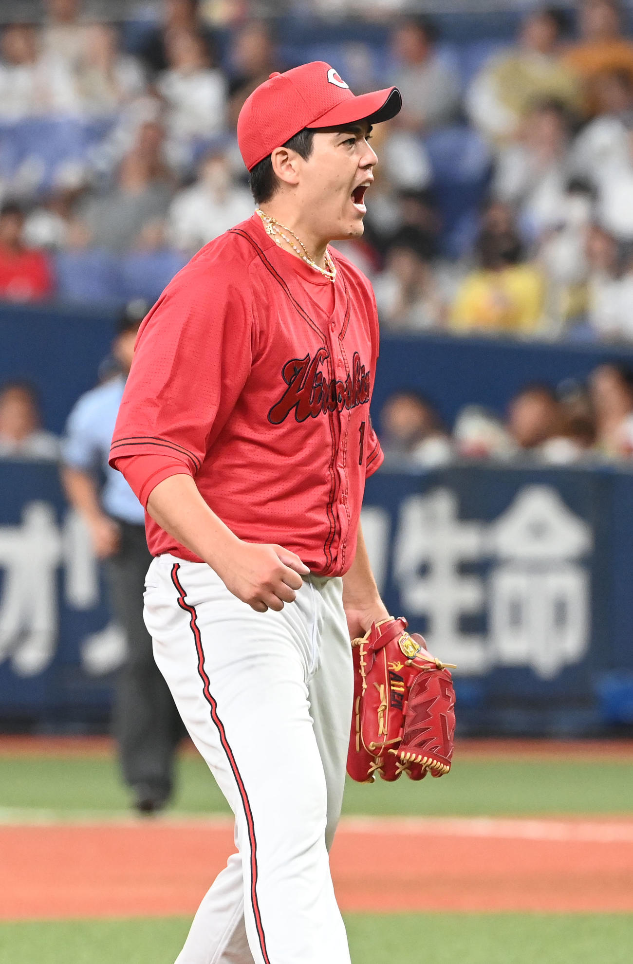 オリックス対広島　5回裏オリックス2死一、二塁、野口を空振り三振に仕留め声を張り上げる九里（撮影・和賀正仁）