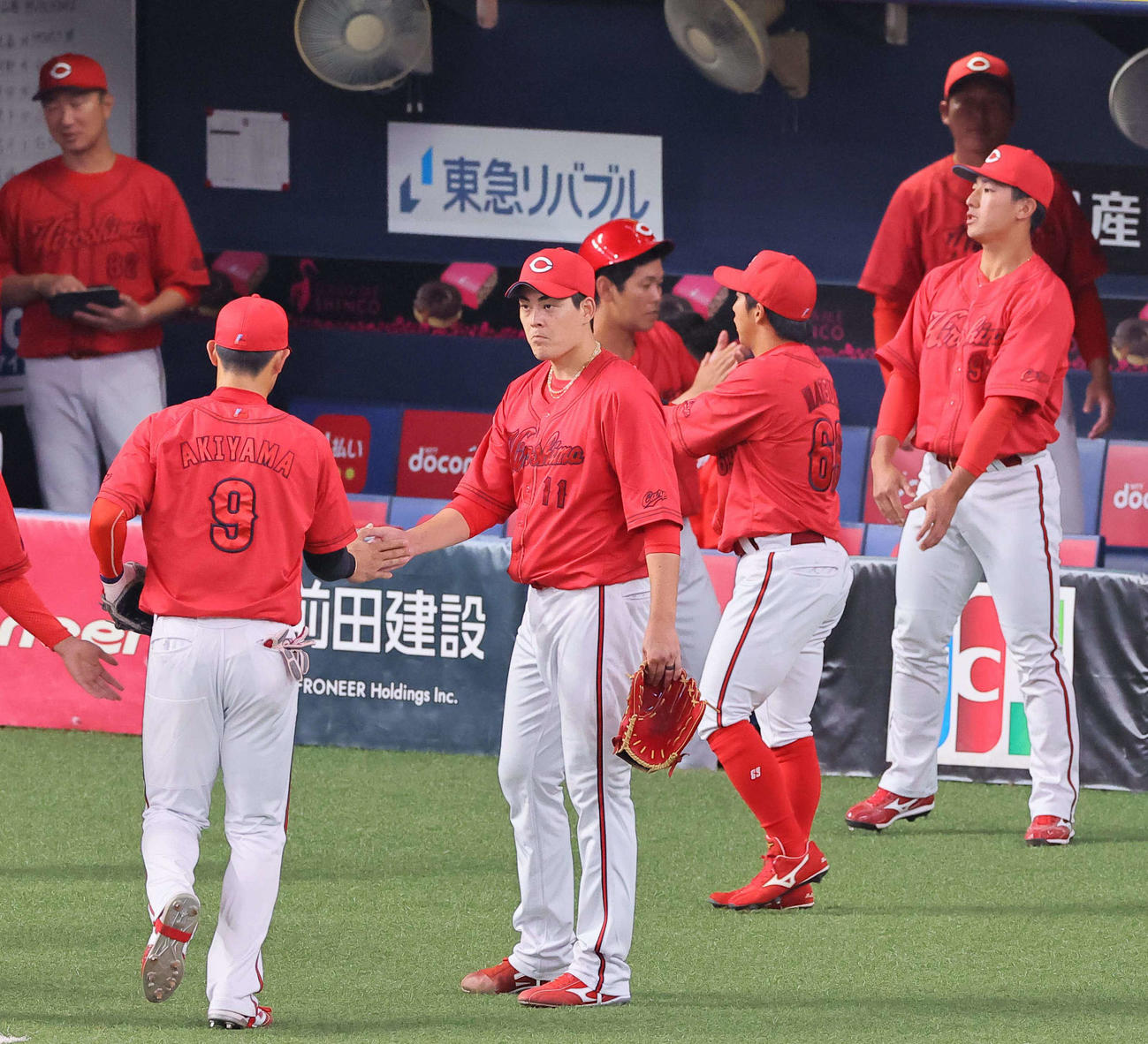 オリックス対広島　5回を無失点に抑えた九里（中央）はベンチ前でナインを出迎える（撮影・上田博志）