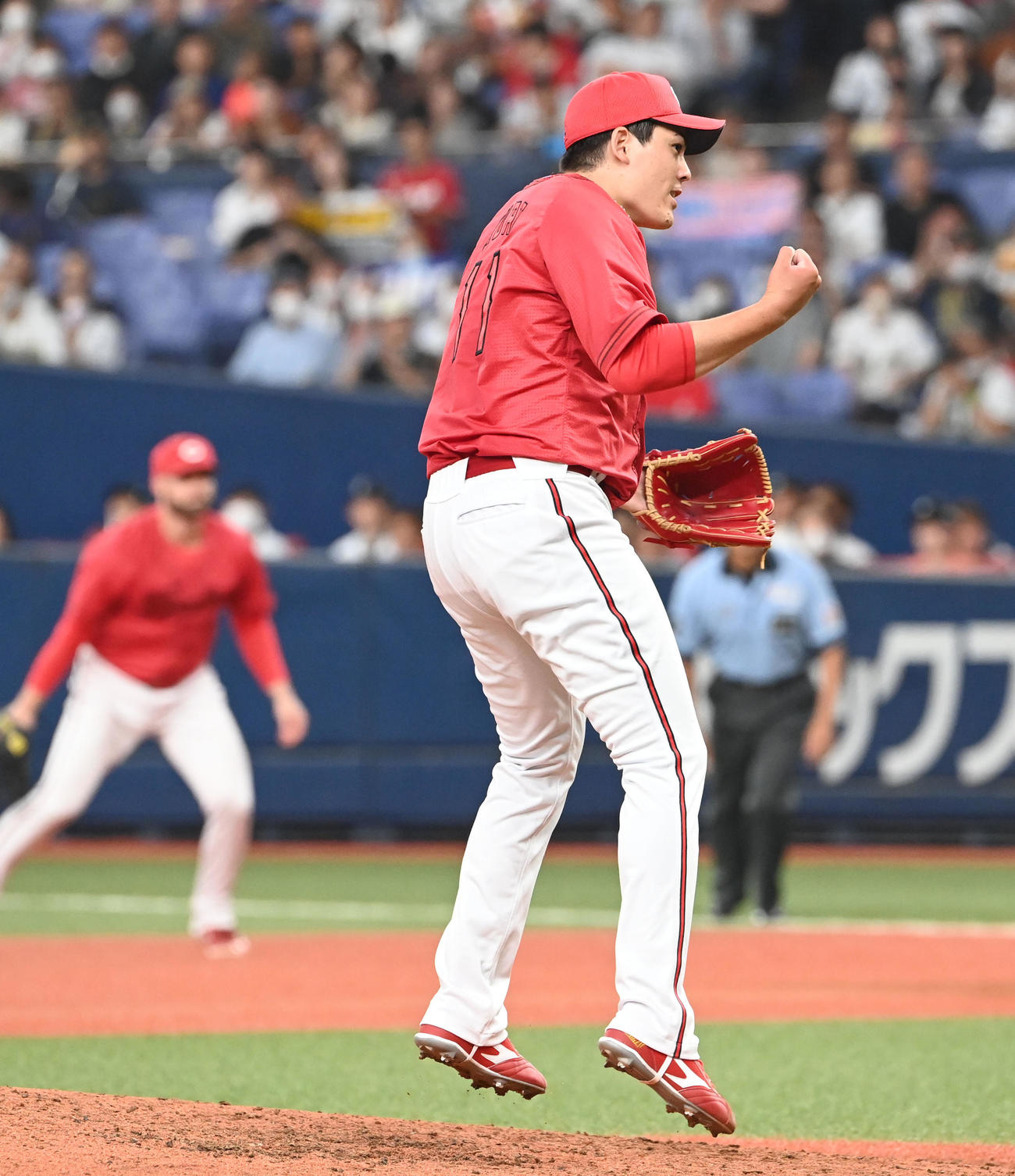 オリックス対広島　5回裏オリックス2死一、二塁、野口を空振り三振に仕留め声を張り上げる九里（撮影・和賀正仁）