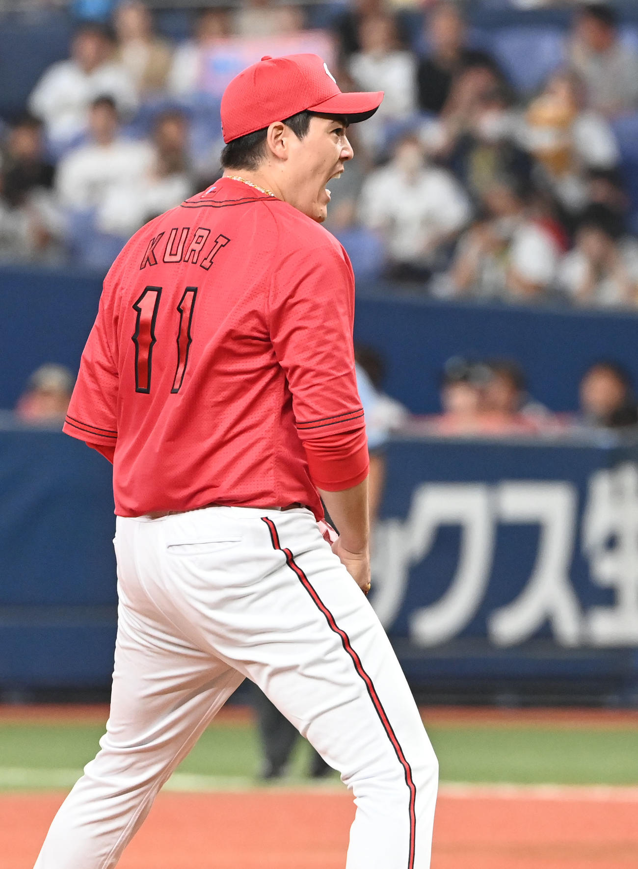 オリックス対広島　5回裏オリックス2死一、二塁、野口を空振り三振に仕留め声を張り上げる九里（撮影・和賀正仁）
