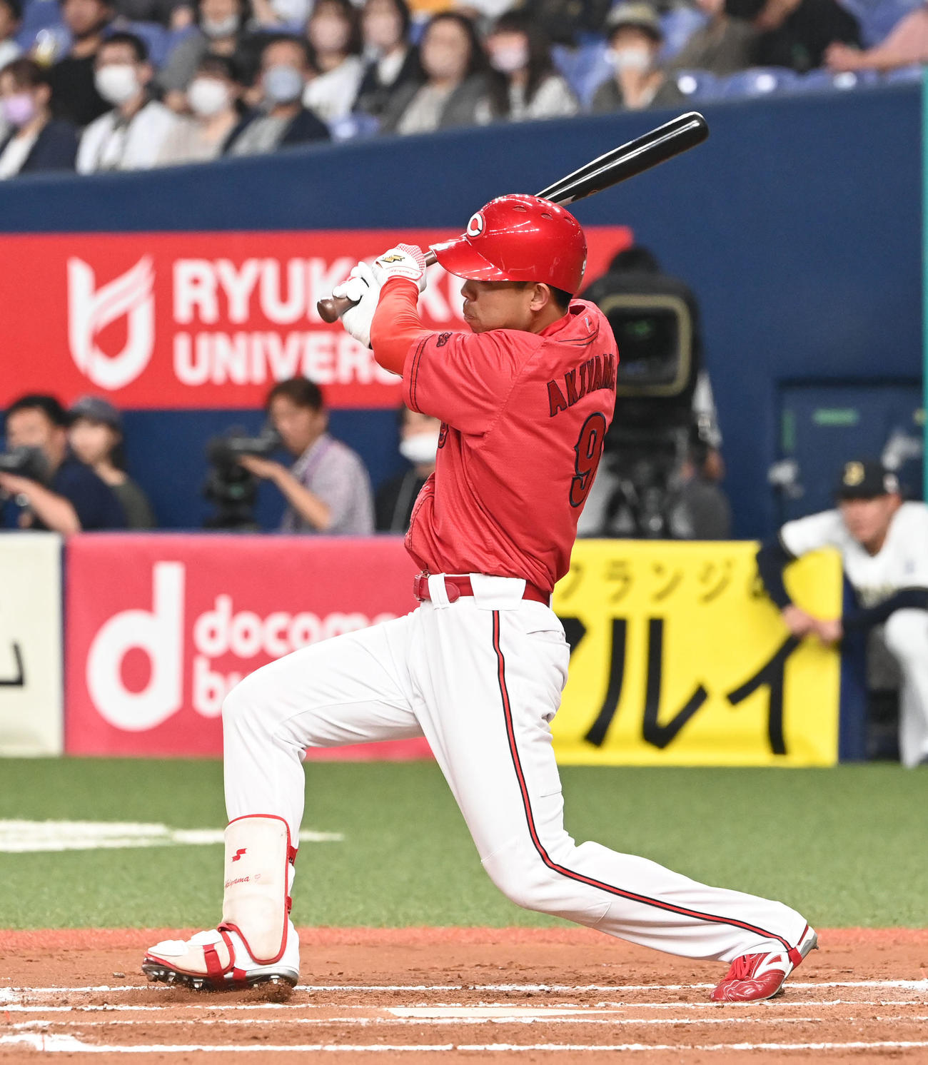 オリックス対広島　7回表広島1死一、二塁、右越えに3点本塁打を放つ秋山（撮影・和賀正仁）