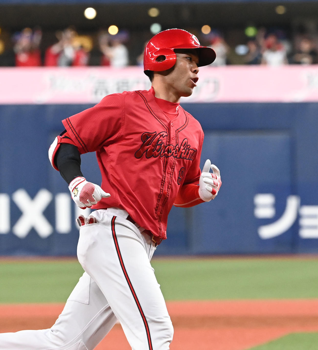 オリックス対広島　7回表広島1死一、二塁、右越えに3点本塁打を放った秋山は三塁を回る（撮影・和賀正仁）
