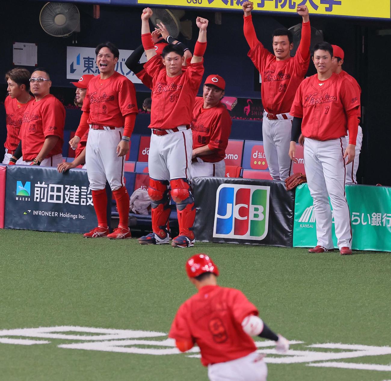 オリックス対広島　7回表広島1死一、二塁、秋山（下）の放った右越え3点本塁打にバンザイして喜ぶ広島ナイン（撮影・上田博志）