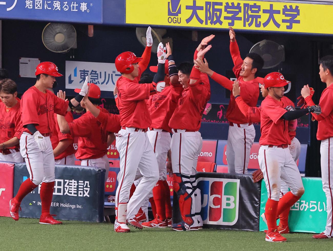 オリックス対広島　7回表広島1死一、二塁、広島ナインは先制3点本塁打を放った秋山（中央）をハイタッチで出迎える（撮影・上田博志）