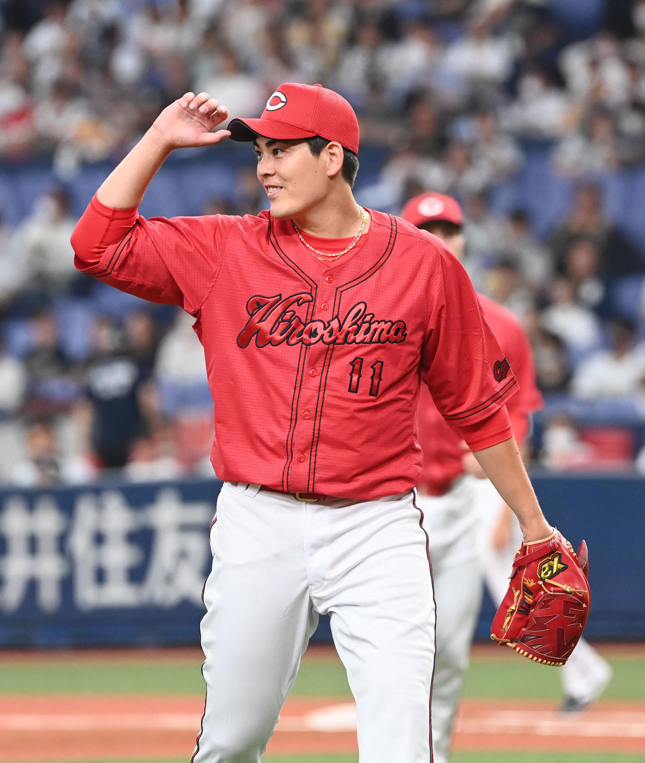 オリックス対広島　2回裏オリックス1死一塁、中川圭を三ゴロ併殺に打ち取り笑顔を見せる九里（撮影・和賀正仁）