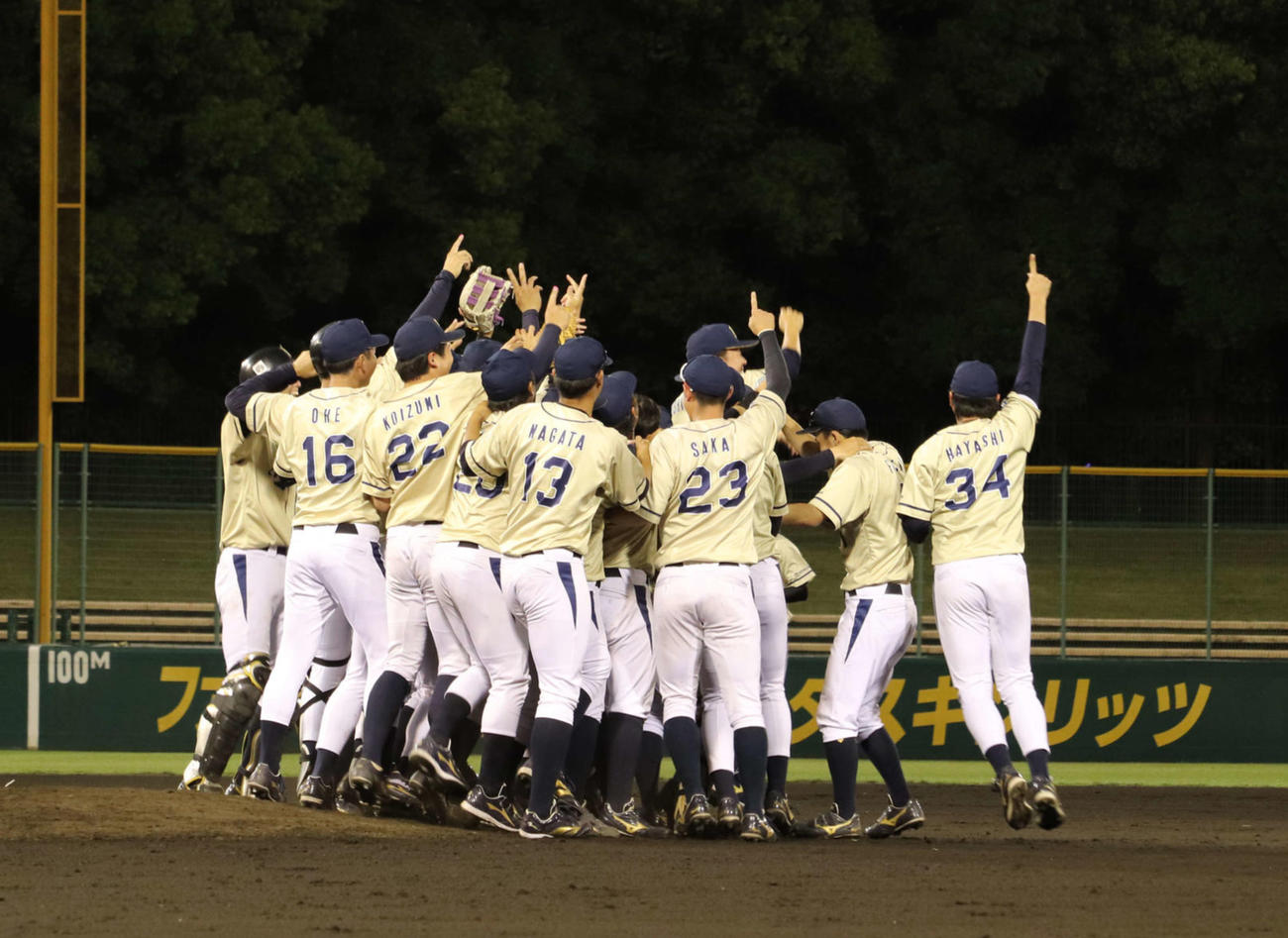 都市対抗近畿地区二次予選　第1代表決定戦　ミキハウス対NTT西日本　NTT西日本が9年連続34回目の都市対抗野球大会への出場を決め、歓喜の輪を作る（撮影・中島麗）＝2023年5月31日、わかさスタジアム京都