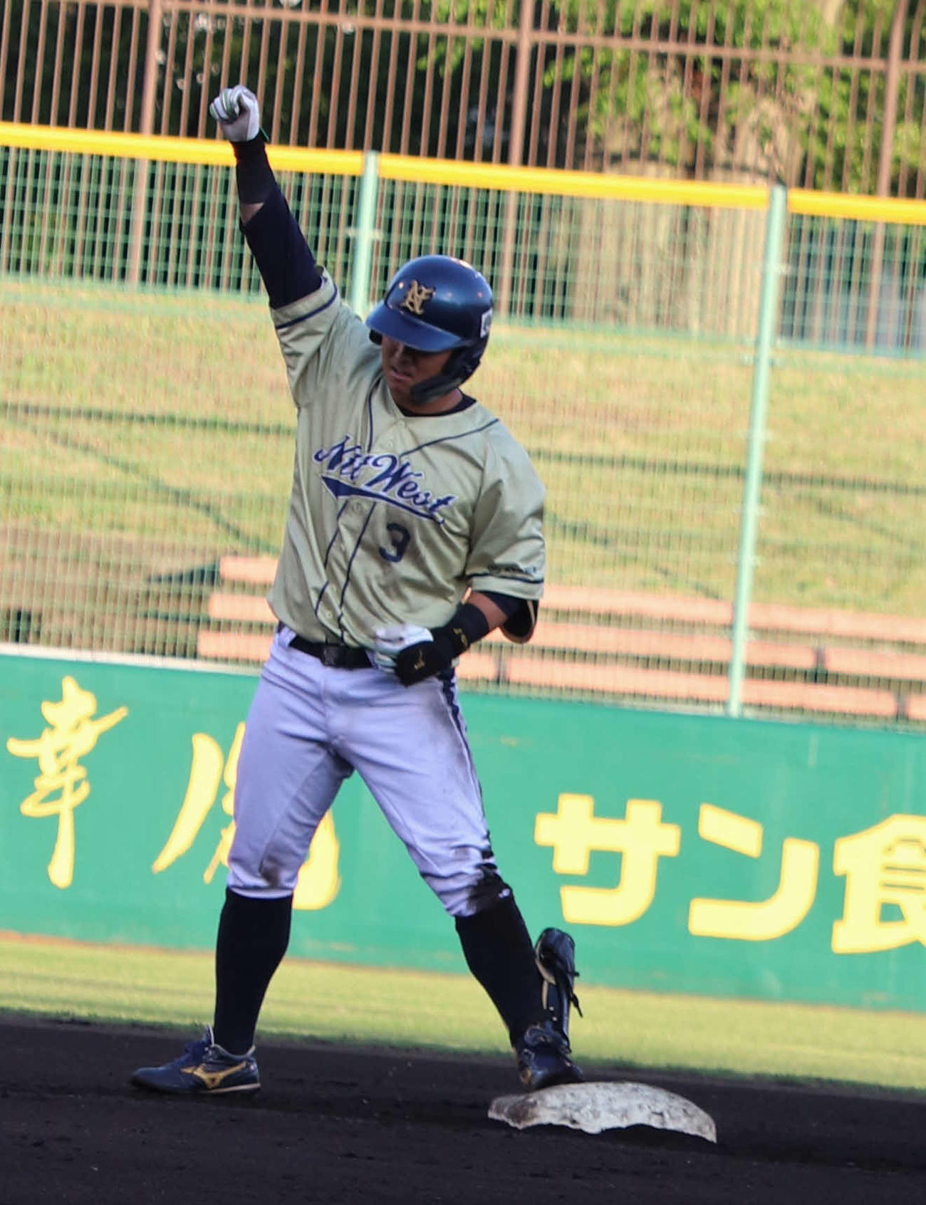 ミキハウス戦の1回、NTT西日本・山田は左前先制適時二塁打を放ちガッツポーズ（撮影・中島麗）