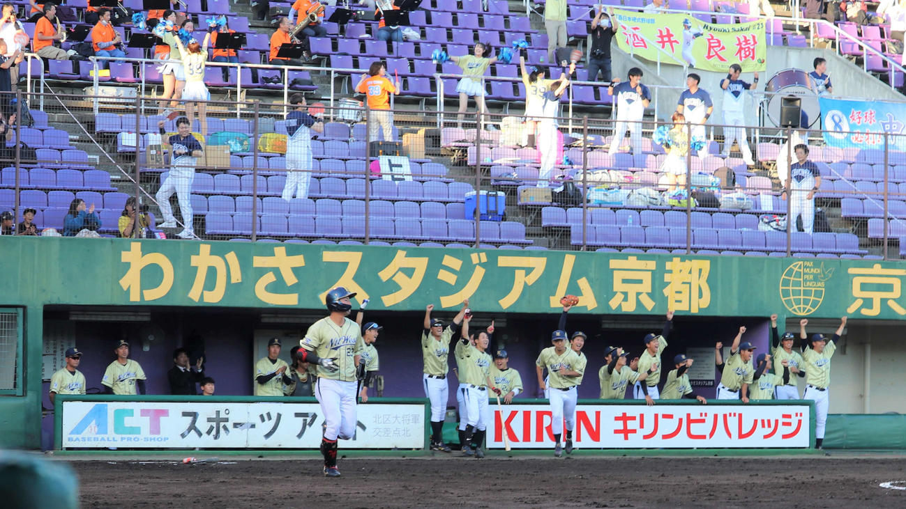 ミキハウス戦の1回、先制点に盛り上がるNTT西日本ナイン（撮影・中島麗）
