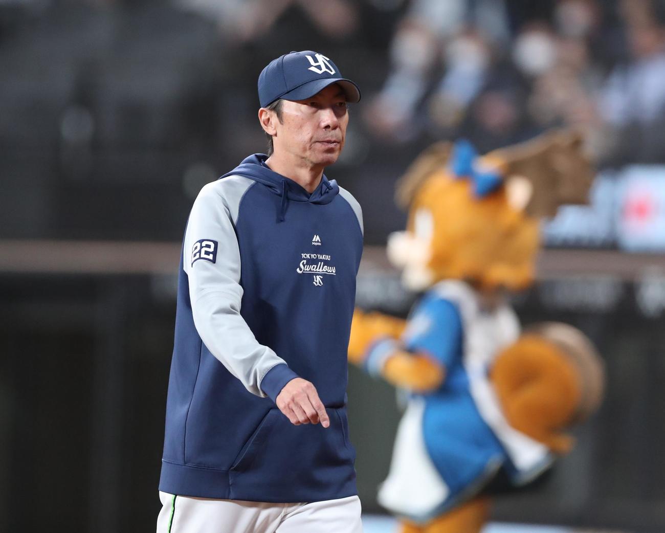 日本ハム対ヤクルト　投手交代を告げる高津監督（撮影・黒川智章）
