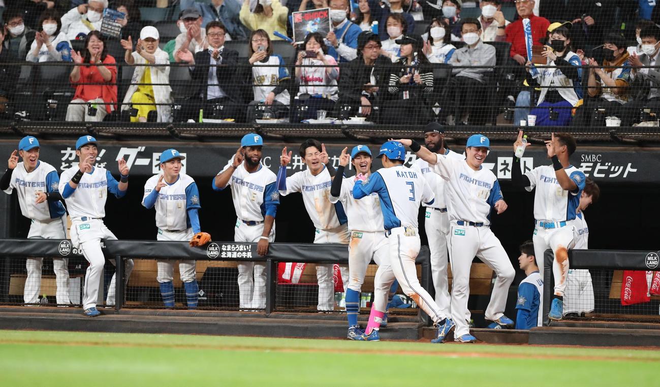 日本ハム対ヤクルト　5回裏日本ハム2死、右中間に本塁打を放ち出迎えられる加藤豪（撮影・黒川智章）