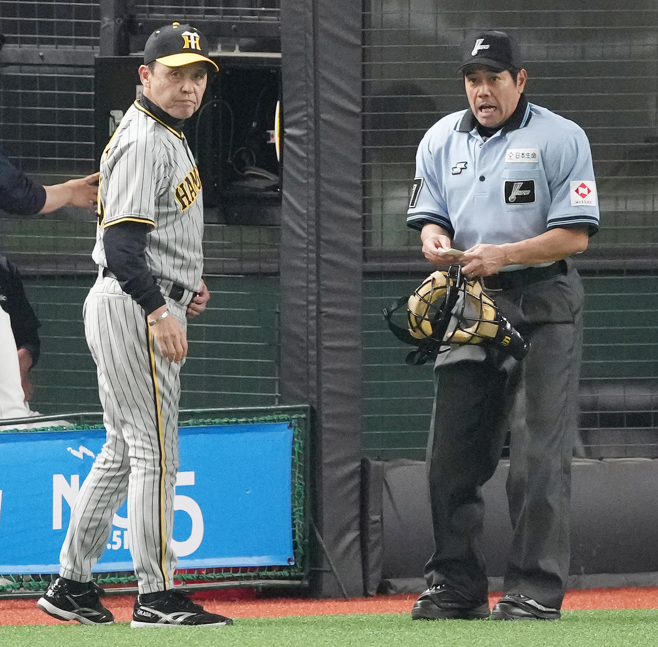 西武対阪神　7回裏西武2死満塁、外崎に中2点適時打を浴びた後、先発西勇の降板を告げる岡田監督（左）（撮影・鈴木みどり）