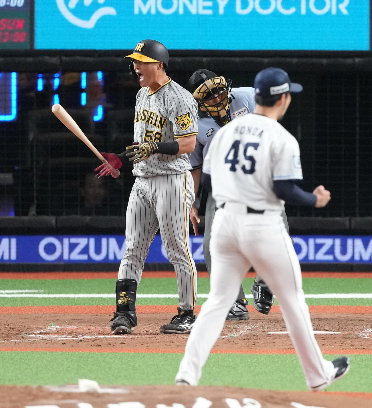 西武対阪神　4回表阪神2死一、二塁、空振り三振に倒れる前川。投手本田（撮影・鈴木みどり）