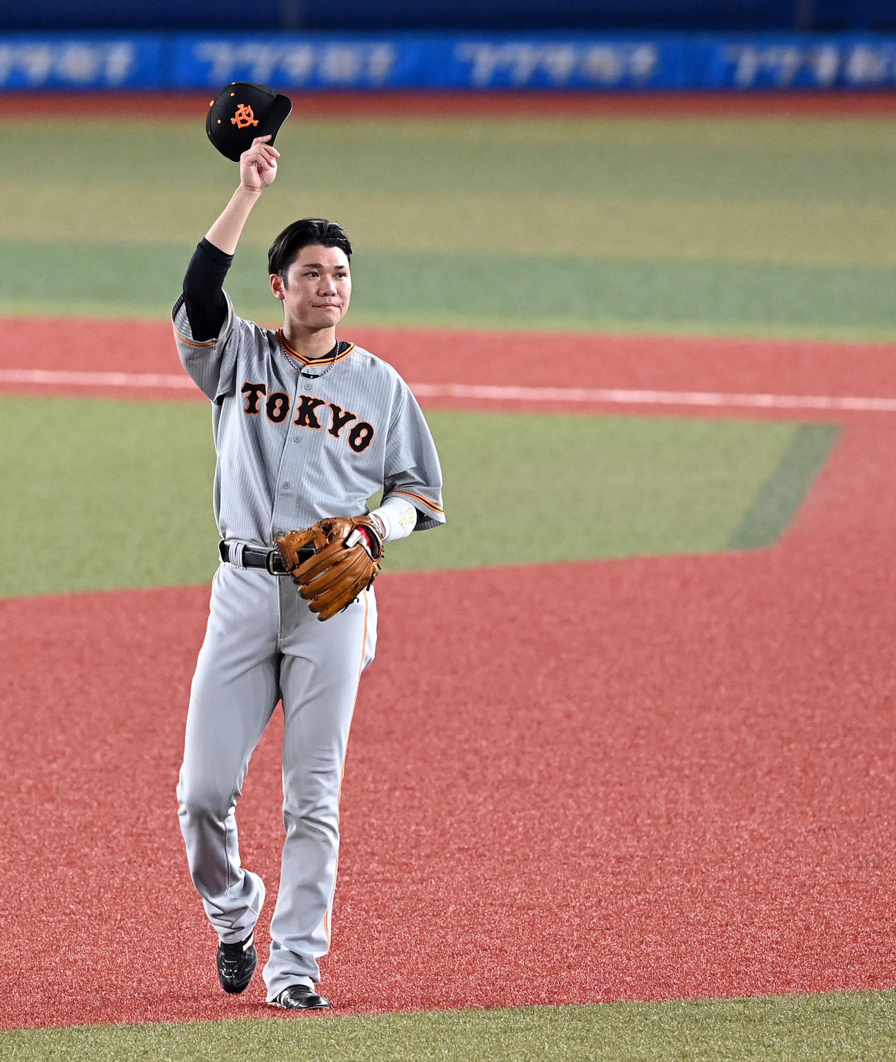 ロッテ対巨人　5回裏、守備に就く際ファンの声援に応える巨人坂本（撮影・たえ見朱実）
