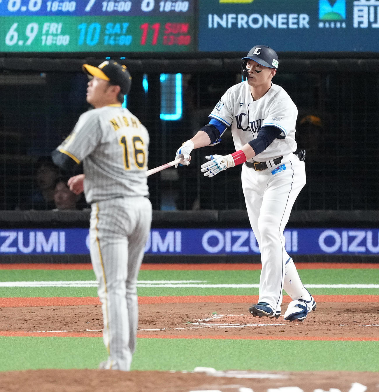 西武対阪神　4回裏西武無死、右越えソロ本塁打を放つ栗山。投手西勇（撮影・鈴木みどり）