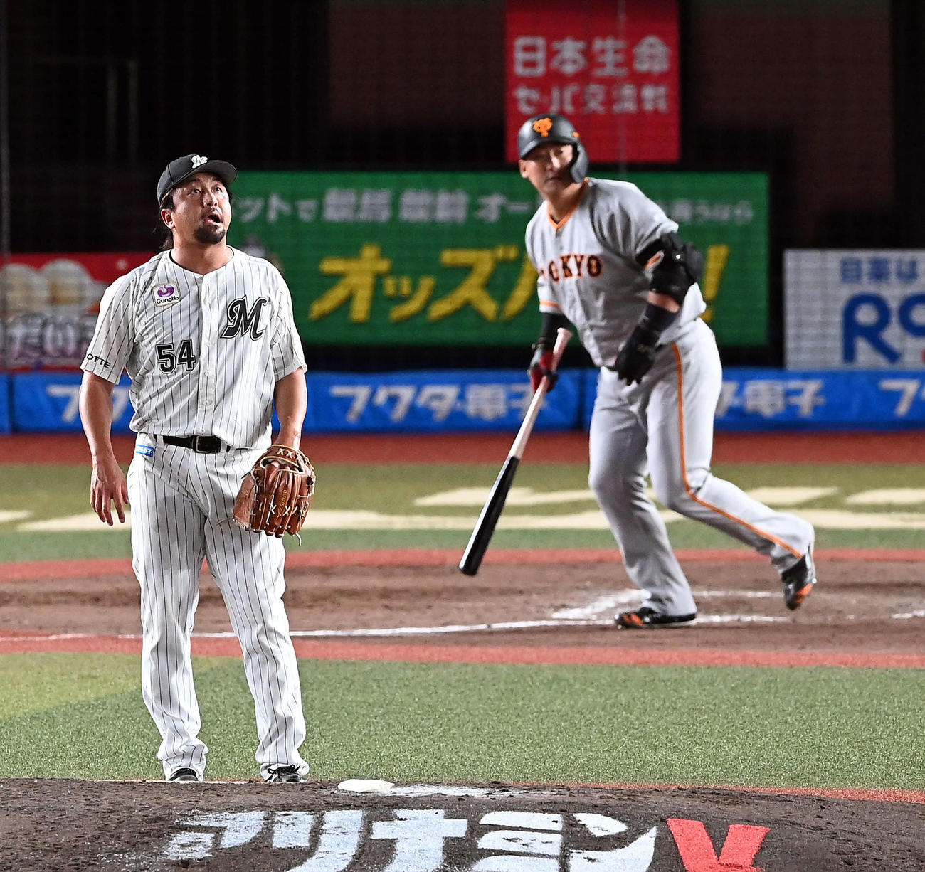 ロッテ対巨人　8回表巨人無死、中田にソロ本塁打を浴びる沢村（撮影・たえ見朱実）