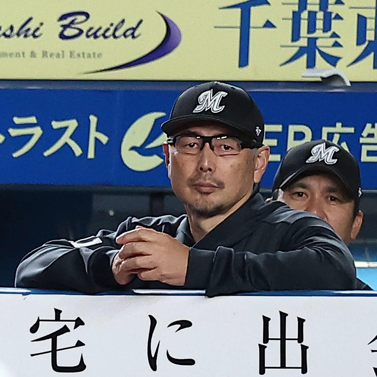 ロッテ対巨人　9回裏、戦況を見守る吉井監督（撮影・河田真司）