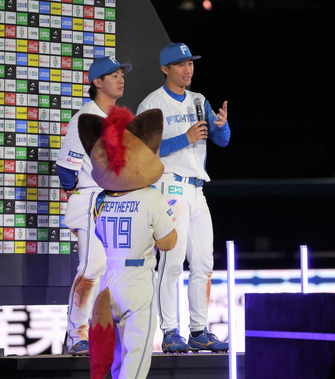 日本ハム対ヤクルト　ヒーローインタビューで英語を話す加藤豪。左は福田光（撮影・黒川智章）