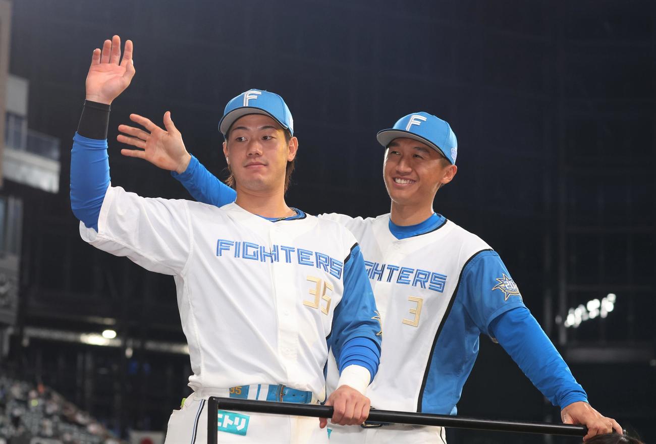 日本ハム対ヤクルト　試合後、スタンドに手を振る福田光（左）と加藤豪（撮影・黒川智章）