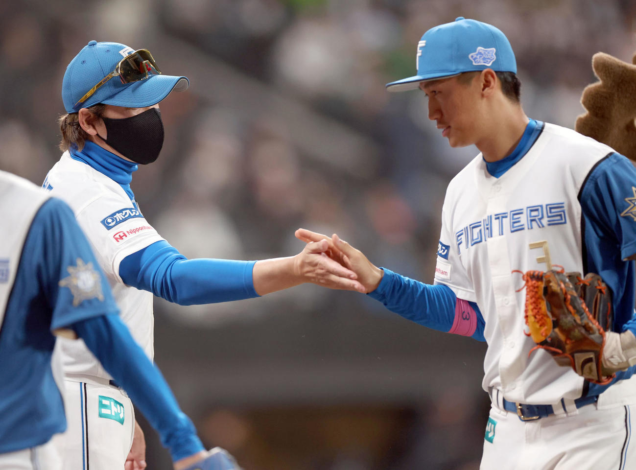 日本ハム対ヤクルト　試合終了後、日本ハム新庄監督（左）は加藤豪を出迎える（撮影・佐藤翔太）