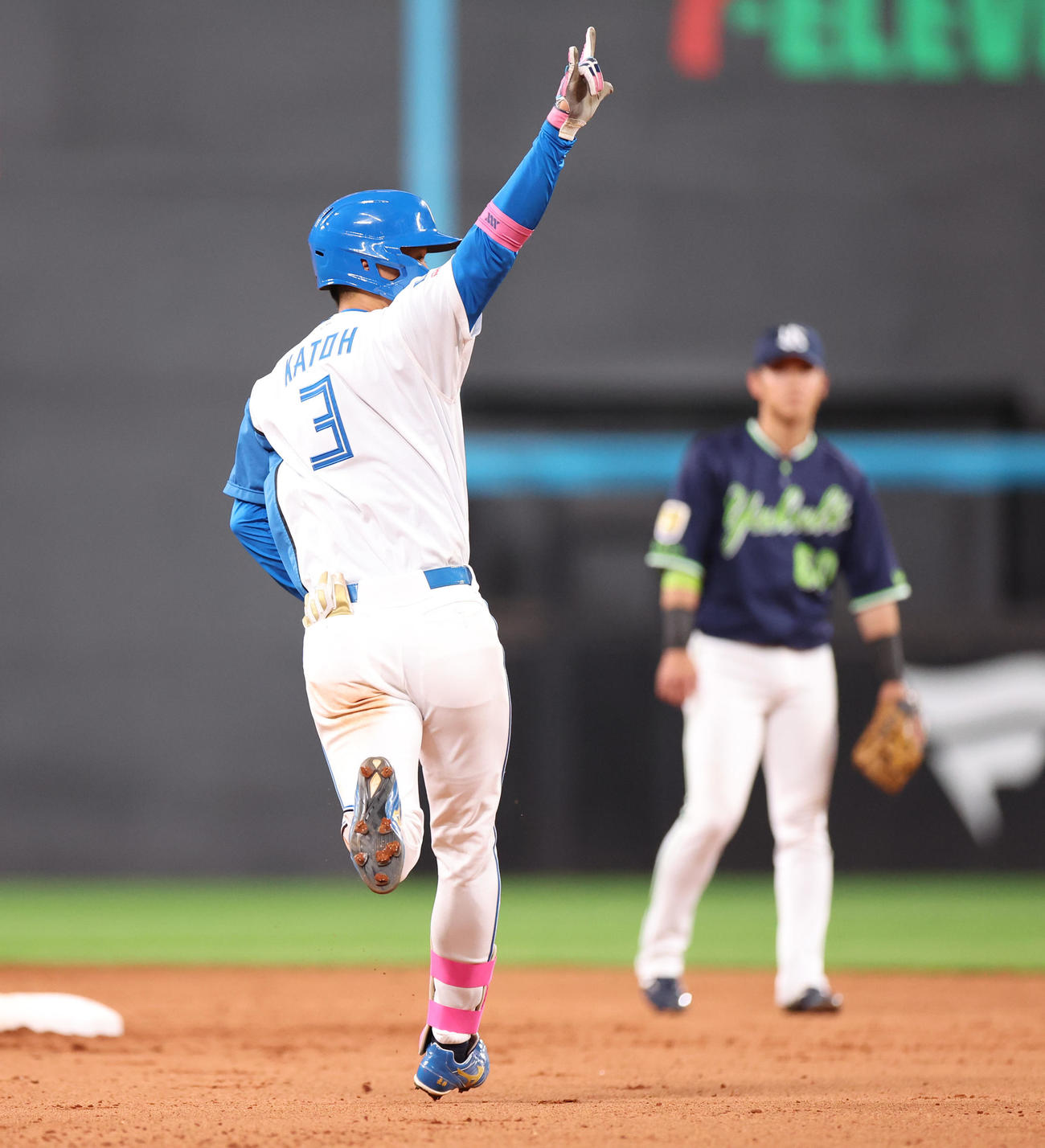 日本ハム対ヤクルト　5回裏日本ハム2死、右越え本塁打を放ちポーズをとる加藤豪（撮影・佐藤翔太）