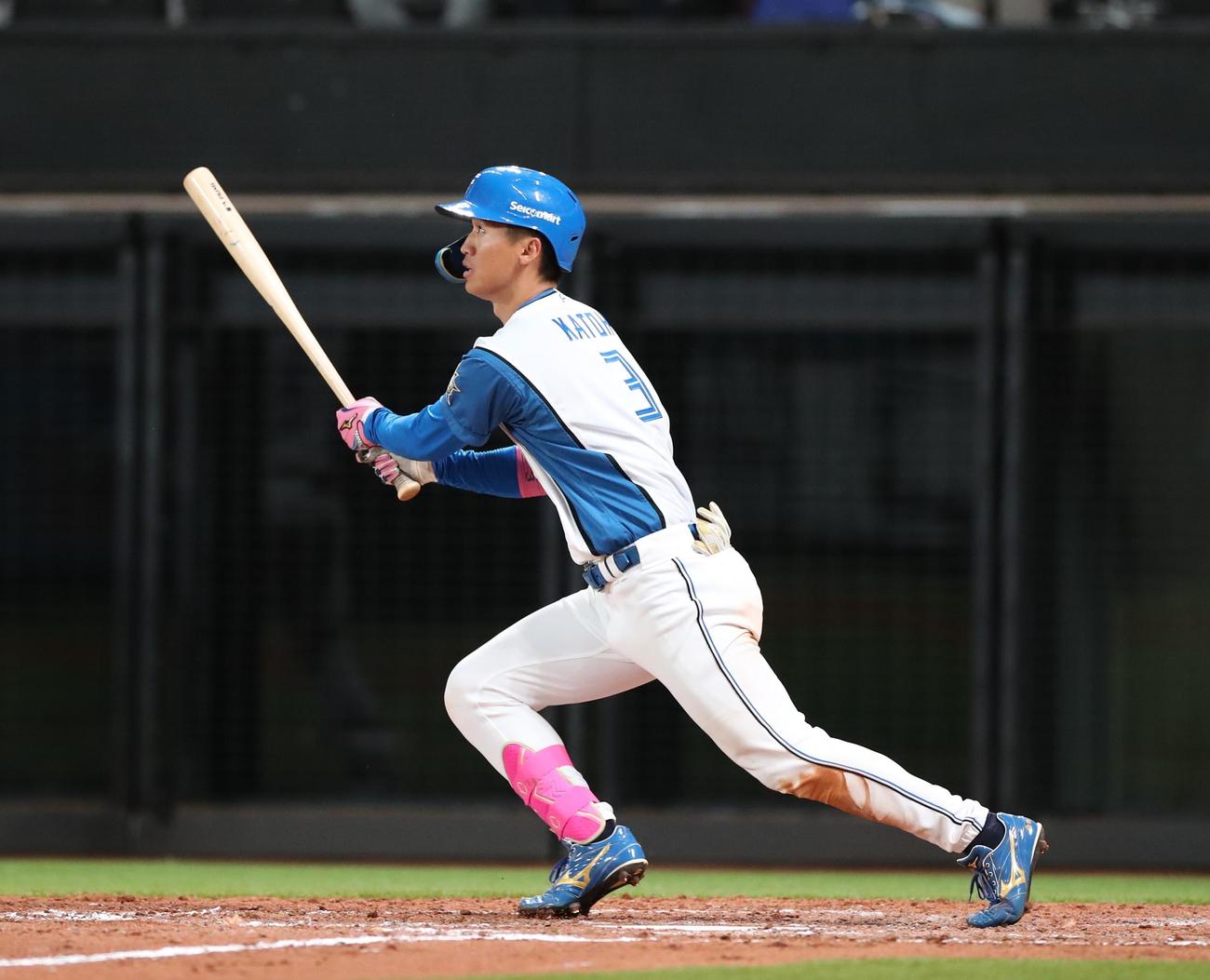 日本ハム対ヤクルト　5回裏日本ハム2死、右中間に本塁打を放つ加藤豪（撮影・黒川智章）