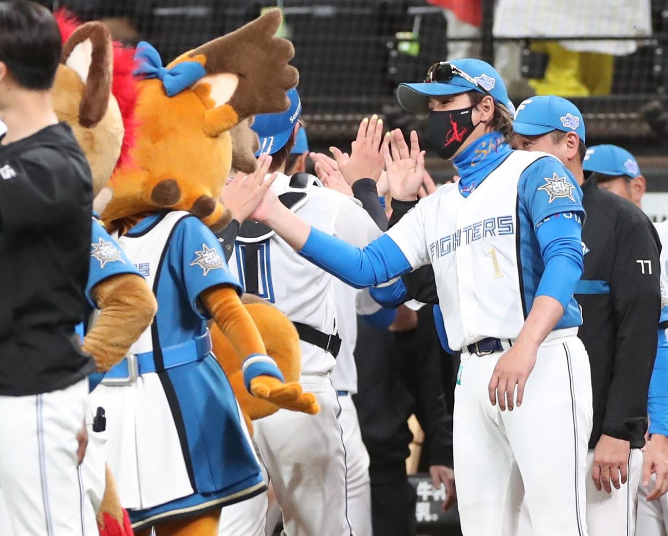 日本ハム対ヤクルト　試合後、ナインを出迎える新庄監督（撮影・黒川智章）