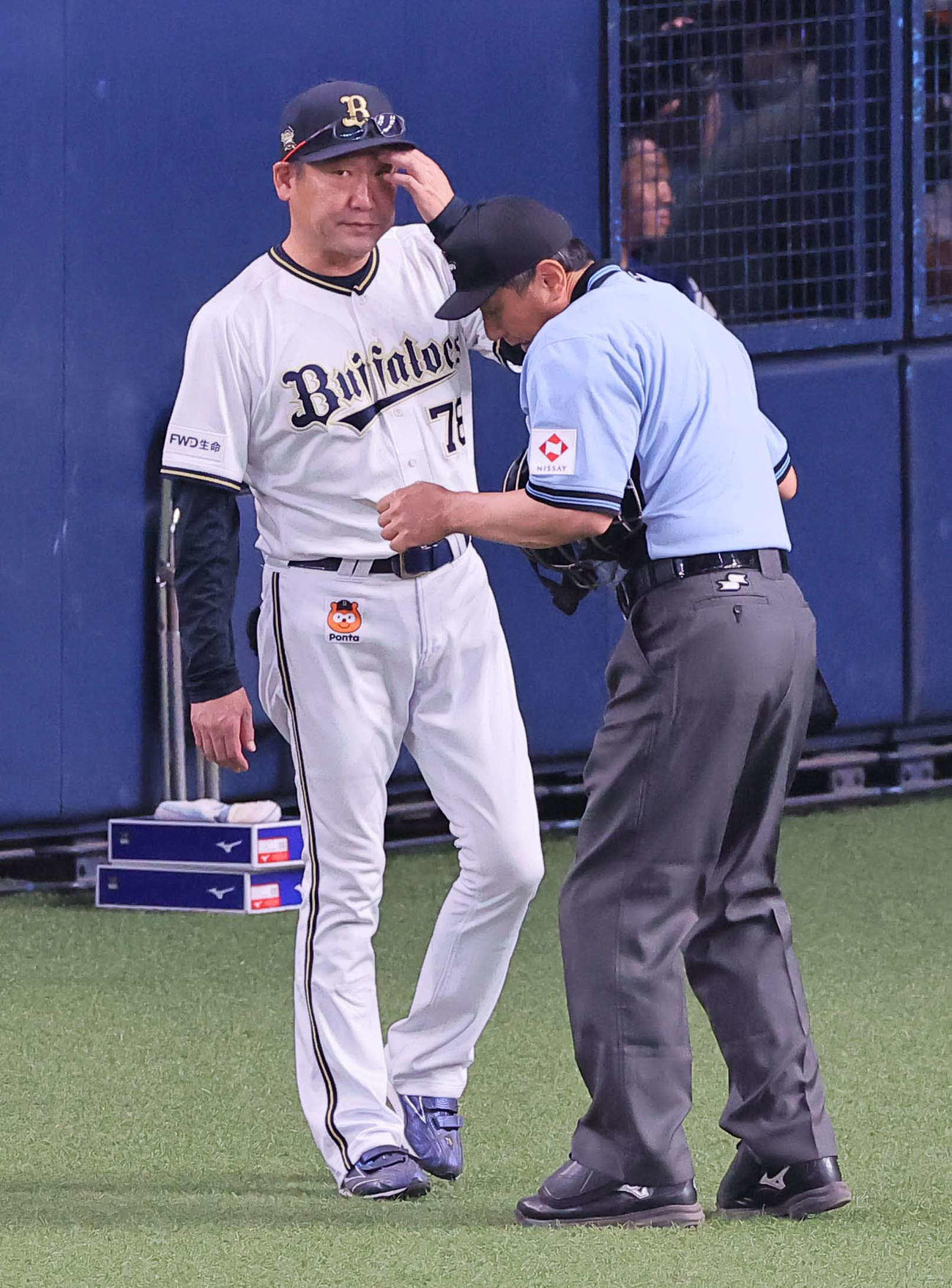 オリックス対広島　選手交代を告げる中嶋監督（撮影・上田博志）