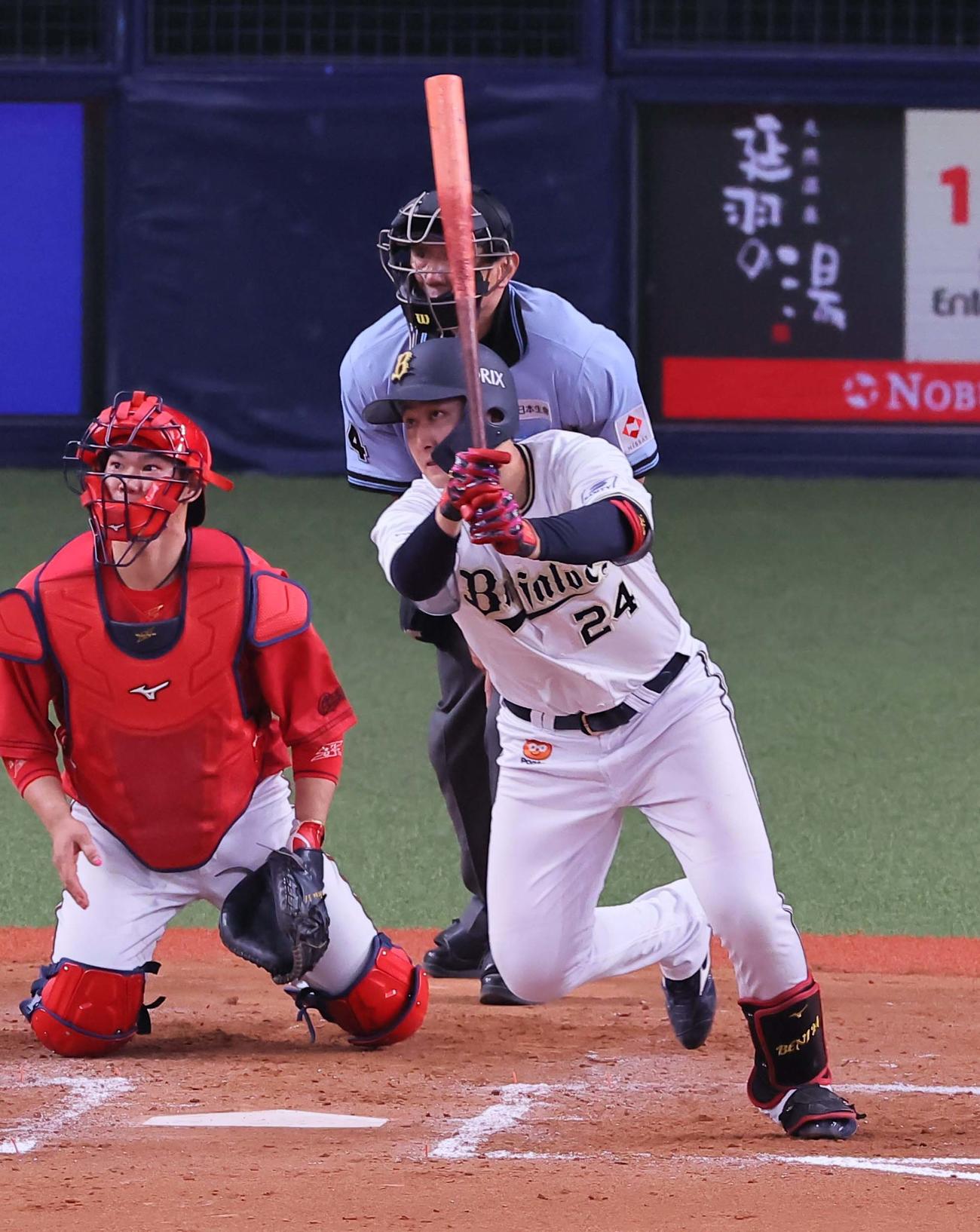 オリックス対広島　7回裏オリックス2死三塁、紅林は右前に適時打を放つ（撮影・上田博志）