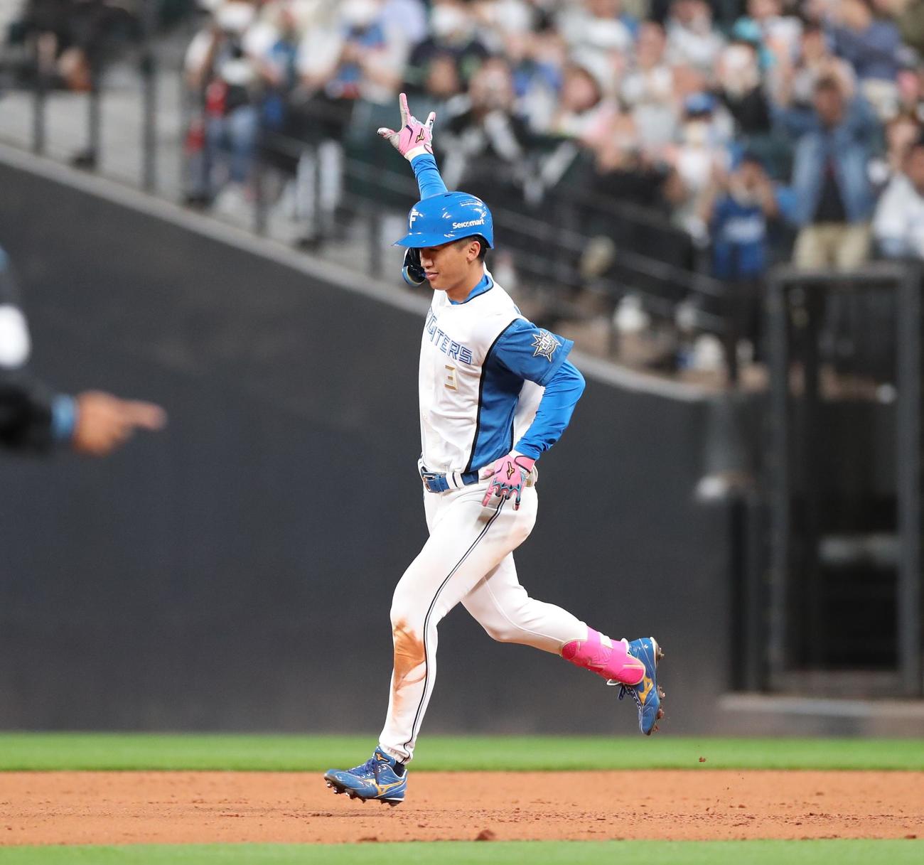 日本ハム対ヤクルト　5回裏日本ハム2死、右中間に本塁打を放ち右翼スタンドに向かってポーズを決める加藤豪（撮影・黒川智章）