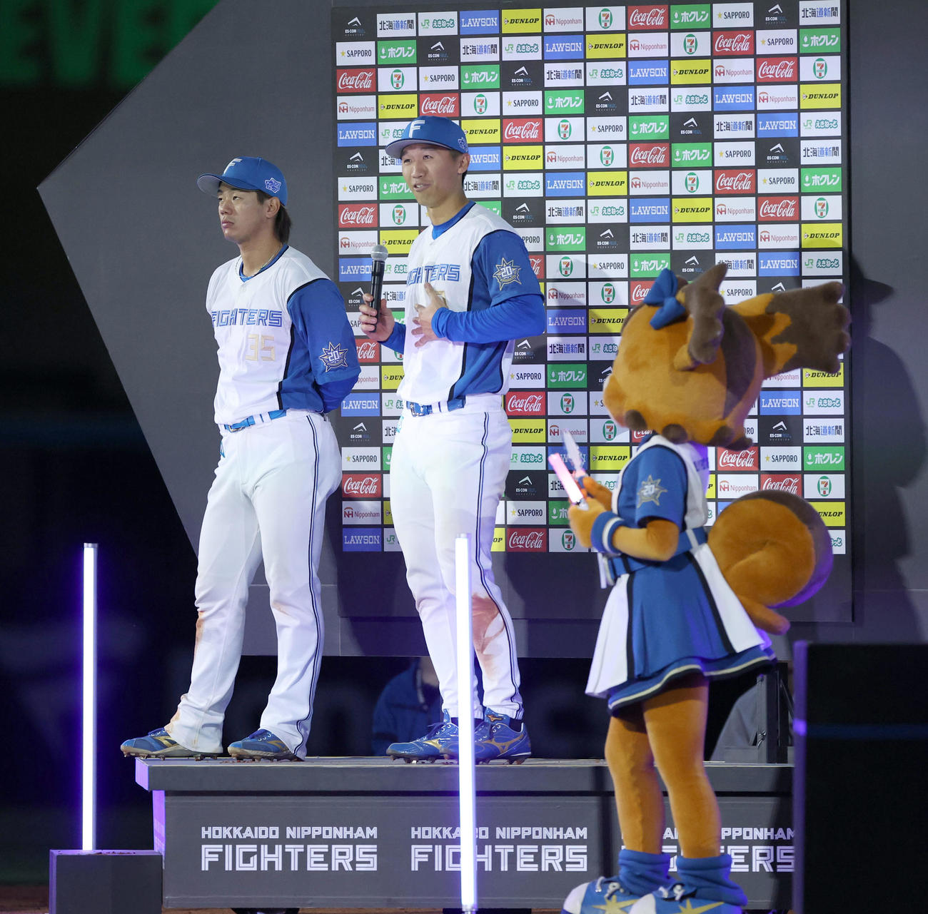 日本ハム対ヤクルト　試合終了後、お立ち台で英語スピーチをする日本ハム加藤豪（撮影・佐藤翔太）
