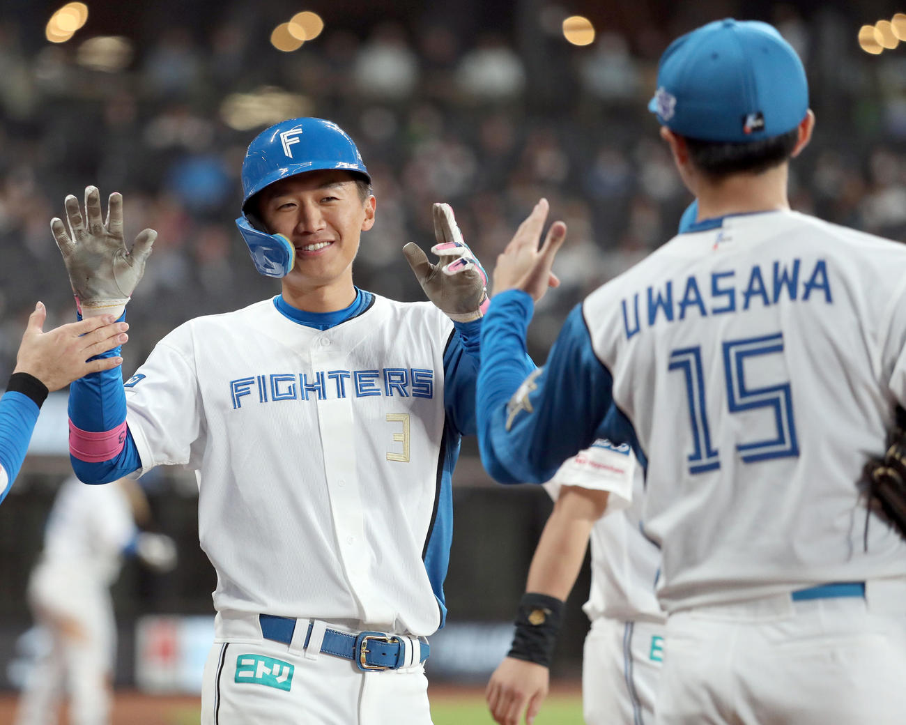 日本ハム対ヤクルト　3回裏日本ハム2死、加藤豪は右越え本塁打を放ち上沢に出迎えられる（撮影・佐藤翔太）